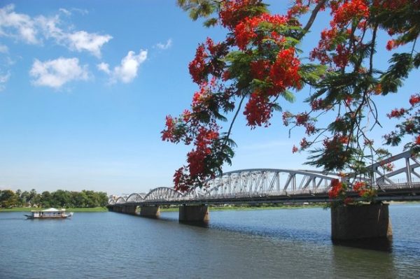 sông hương thơ mộng ở Huế
