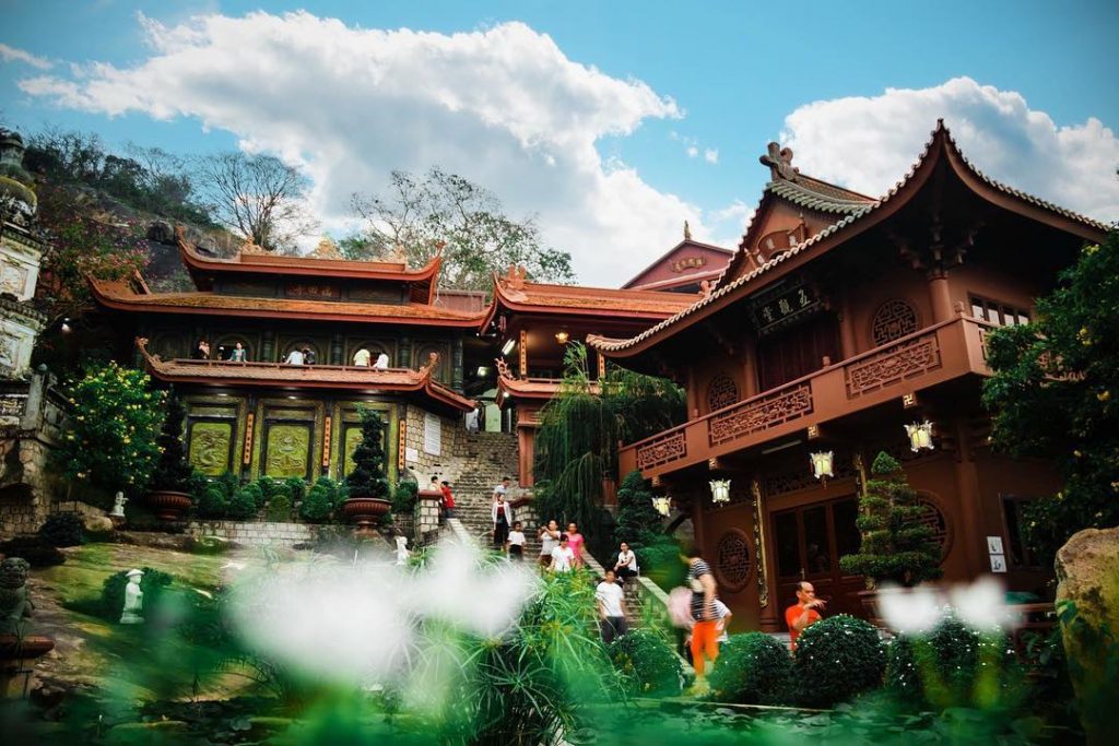 du lịch chùa hang cổ kính