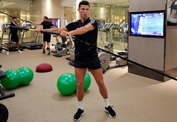 Ronaldo tập luyện