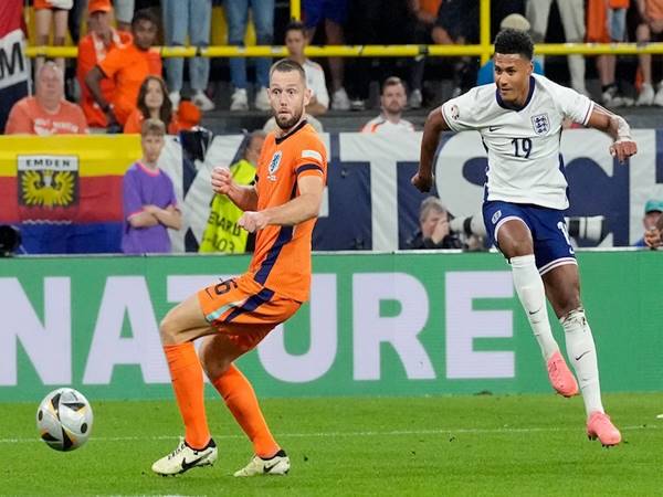 Ollie Watkins đã từng khoác áo những đội bóng nào?