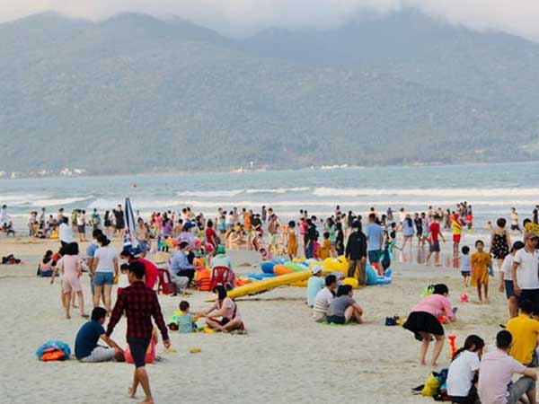 Bãi biển Phạm Văn Đồng là một bãi biển đẹp ở Đà Nẵng