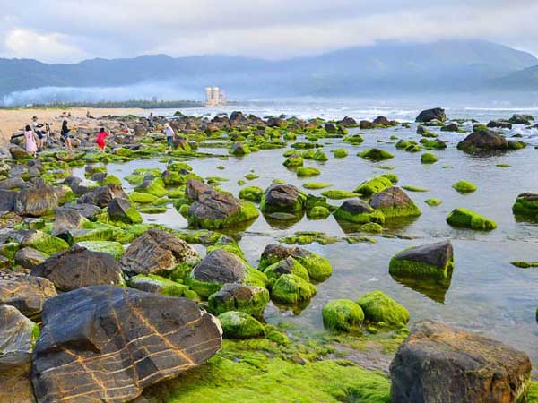 Bãi Biển Nam Ô mang vẻ đẹp hoang sơ tự nhiên hấp dẫn