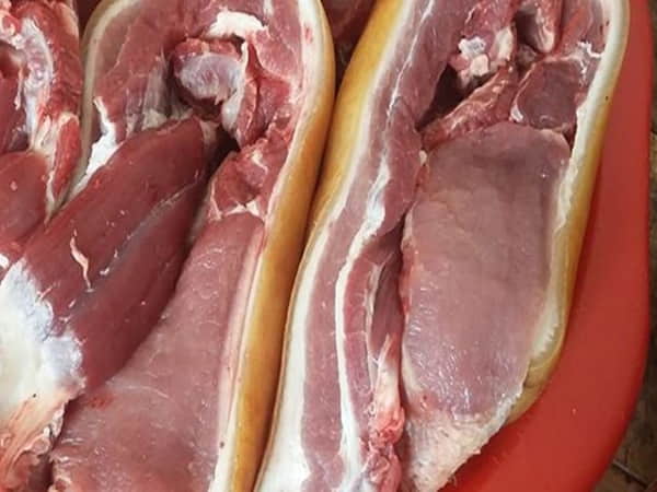 Chọn nguyên liệu tươi ngon cho món heo rừng xào lăn