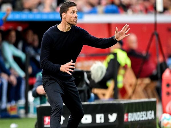 HLV Xabi Alonso đối mặt bài toán khó ở hàng phòng ngự