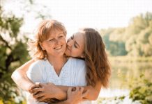 Mơ thấy mẹ đã mất về nói chuyện, cho tiền có số gì Mơ thấy mẹ đã mất về nói chuyện, cho tiền có số gì